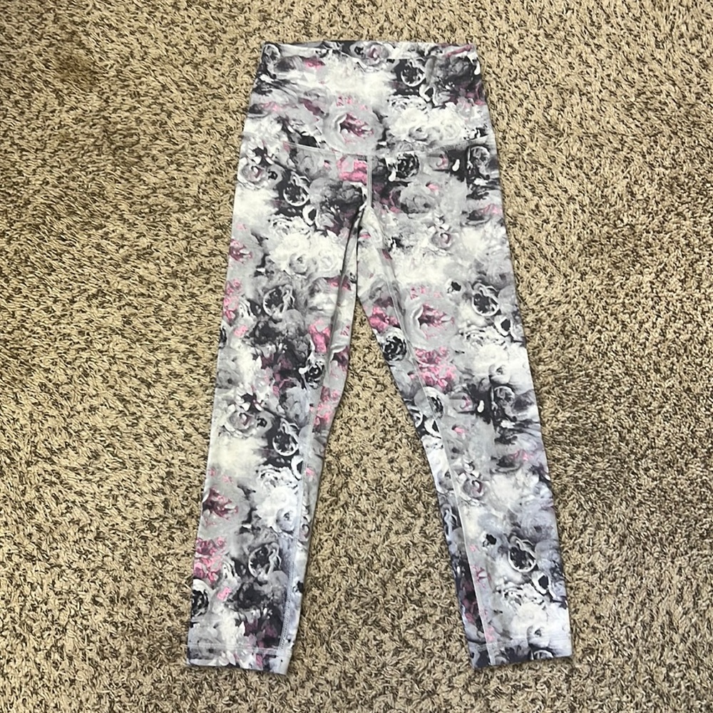 Black, White, & Pink Floral Lululemon High Rise Cropped Wunder Unders Luon